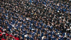 Čínská univerzita ve Wu-Chanu pořádá promoce pro letošní i loňské absolventy, sešly se davy bez roušek a rozestupů.