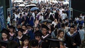 Čínská univerzita ve Wu-Chanu pořádá promoce pro letošní i loňské absolventy, sešly se davy bez roušek a rozestupů.