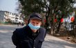 Čínští obyvatelé se snaží před nakažením bránit pomocí roušek