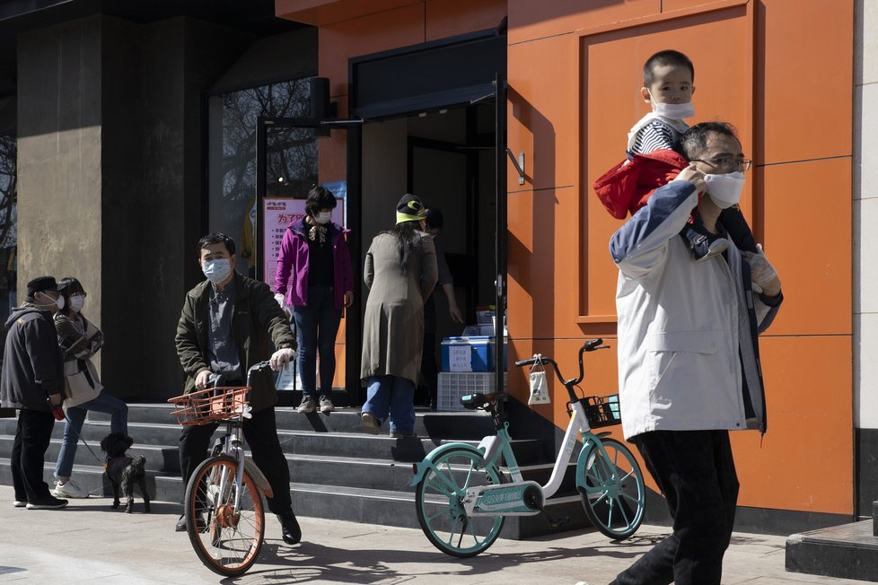 Koronavirus v Číně: Do Číny se pomalu vrací život, lidé se vracejí do práce, obchody se otvírají, zaplňují se ulice měst. (22.03.2020)
