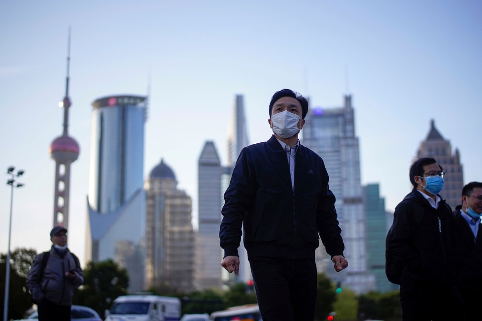 Koronavirus v Číně: Do Číny se pomalu vrací život, lidé se vracejí do práce, obchody se otvírají, zaplňují se ulice měst, (22.03.2020).
