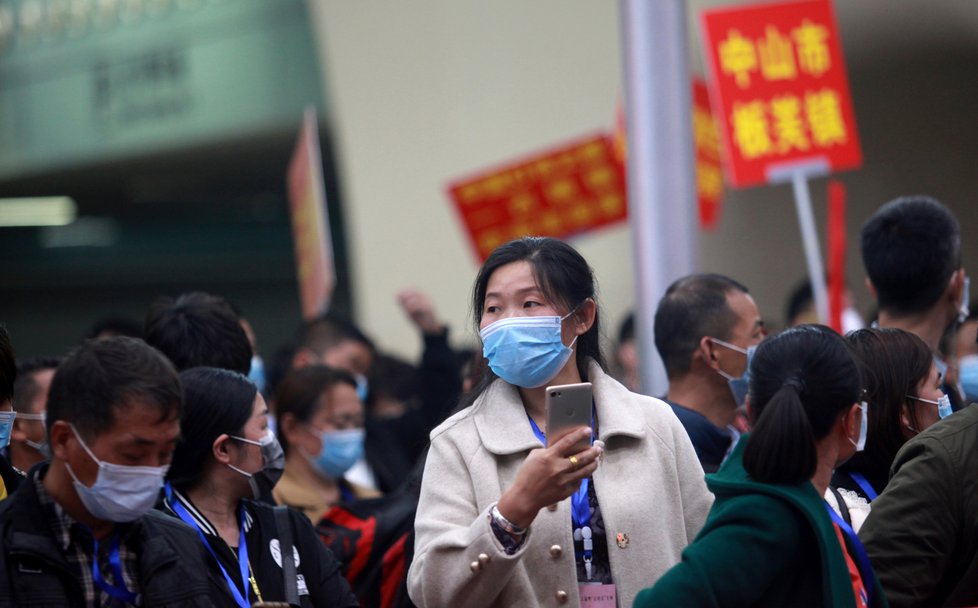 Koronavirus v Číně: Do Číny se pomalu vrací život, lidé se vracejí do práce, obchody se otvírají, zaplňují se ulice měst, (22.03.2020).