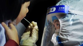 Testování na koronavirus v Číně.