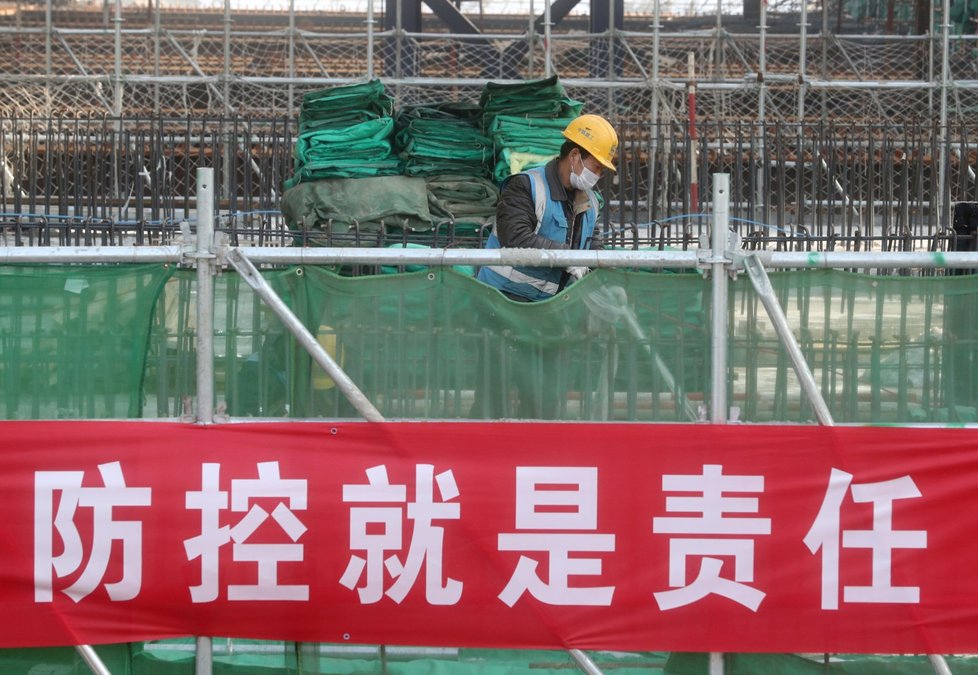 Roušky nosí lidé v Číně pořád a všude.