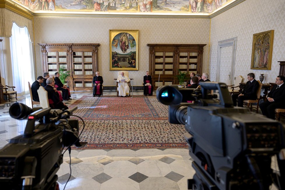 Papež František provedl první virtuální generální audienci, k věřícím mluvil přes internet z knihovny. (11. 3. 2020)