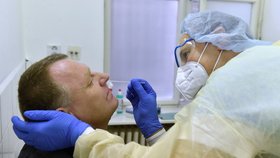 Fakultní nemocnice u svaté Anny v Brně otevřela další odběrové centrum, kde bude testovat lidi na covid-19. (12. 10. 2020)