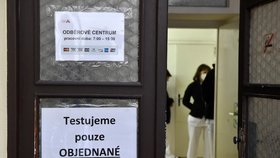 Fakultní nemocnice u svaté Anny v Brně otevřela další odběrové centrum, kde bude testovat lidi na covid-19 (12. 10. 2020)