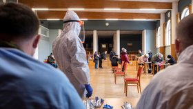 Zdravotníci armádního mobilního odběrového týmu pokračovali v Polici nad Metují na Náchodsku v testování obyvatel antigenními testy na covid-19 (17. 2. 2021).