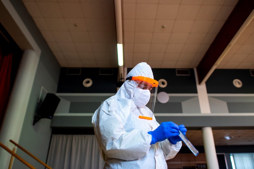 Zdravotníci armádního mobilního odběrového týmu pokračovali v Polici nad Metují na Náchodsku v testování obyvatel antigenními testy na covid-19 (17. 2. 2021)