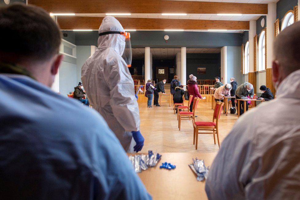 Zdravotníci armádního mobilního odběrového týmu pokračovali v Polici nad Metují na Náchodsku v testování obyvatel antigenními testy na covid-19 (17. 2. 2021).