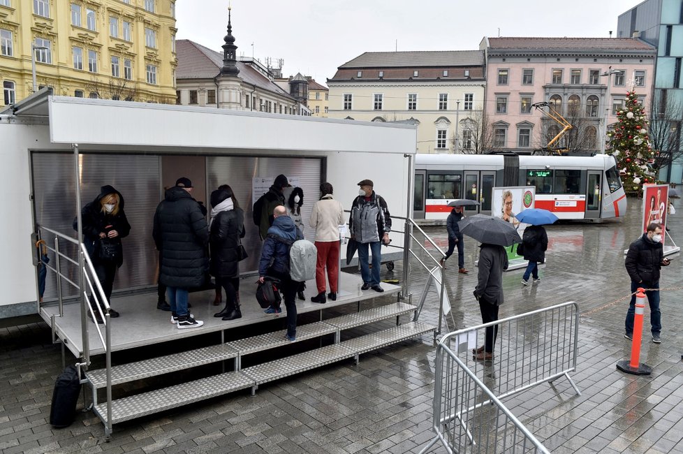 Společnost Podané ruce očkovala proti covidu-19 v očkovacím kamionu na náměstí Svobody v centru Brna (4. 1. 2022)