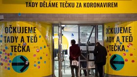 Očkovací centrum na Hlavním nádraží v Praze. Možnost přeočkovat se proti covidu už po pěti měsících se otevírá pro všechny starší 18 let. Dosud byl limit šest měsíců (4. 1. 2022)