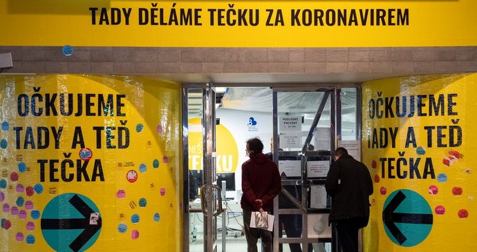 Očkovací centrum na Hlavním nádraží v Praze. Možnost přeočkovat se proti covidu už po pěti měsících se otevírá pro všechny starší 18 let. Dosud byl limit šest měsíců (4. 1. 2022)