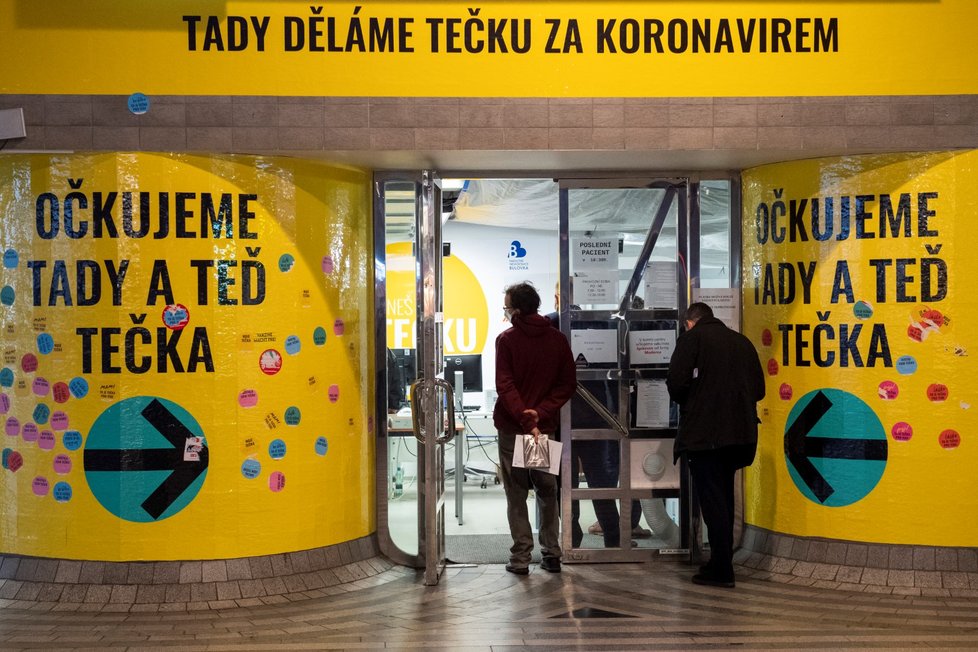 Očkovací centrum na hlavním nádraží v Praze. Možnost přeočkovat se proti covidu už po pěti měsících se otevírá pro všechny osoby starší 18 let. Dosud byl limit šest měsíců (4. 1. 2022).