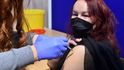 Do kulturního domu v Okříškách na Třebíčsku se během první půlhodiny provozu přišlo proti covidu-19 očkovat asi 30 lidí, další plynule přicházeli (4. 1. 2022)