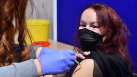 Do kulturního domu v Okříškách na Třebíčsku se během první půlhodiny provozu přišlo proti covidu-19 očkovat asi 30 lidí, další plynule přicházeli (4. 1. 2022).