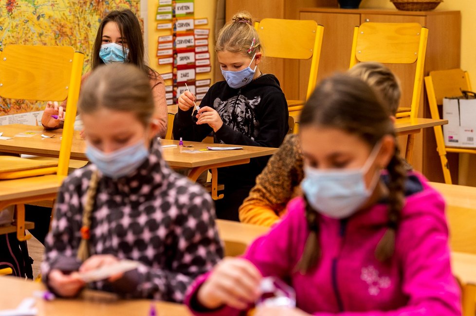 Žáci Fakultní základní školy Ústí nad Labem se testovali antigenními testy na zjištění případného onemocnění covid-19 (6. 1. 2022).