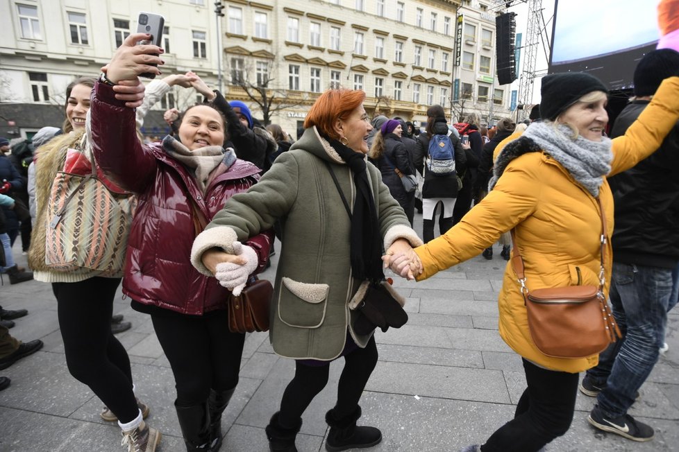 Shromáždění na podporu zrušení pandemického zákona v Praze na Václavském náměstí (5. 2. 2022)