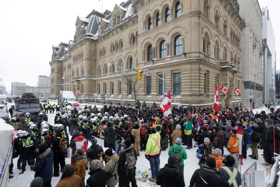 V hlavním městě Kanady pokračuje operace s cílem ukončit protest proti pandemickým opatřením (19. 2. 2022).