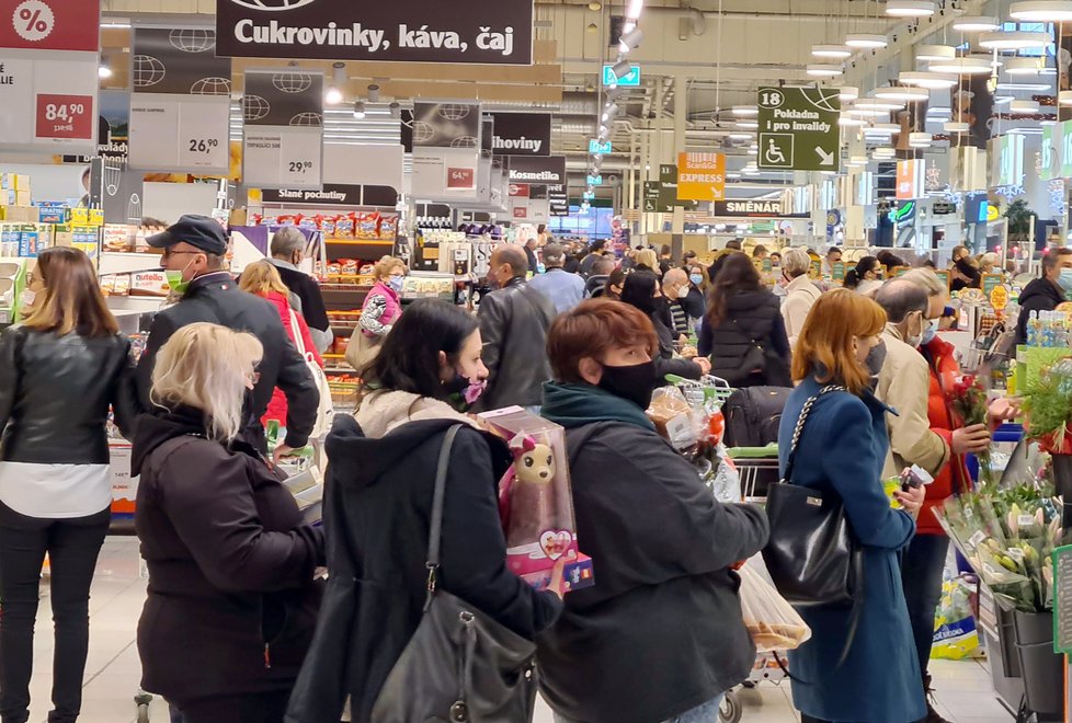 Obchody v Česku se připravují na nová opatření proti šíření koronaviru.