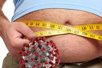Obézní mají dvakrát vyšší riziko nákazy covidem, varují lékaři. Ani vakcína nemusí pomoci