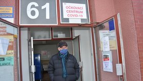 Miloš Novák (82) vychází ven z očkovacího centra FN Plzeň. V budově pobyl přesně 34 minuty.