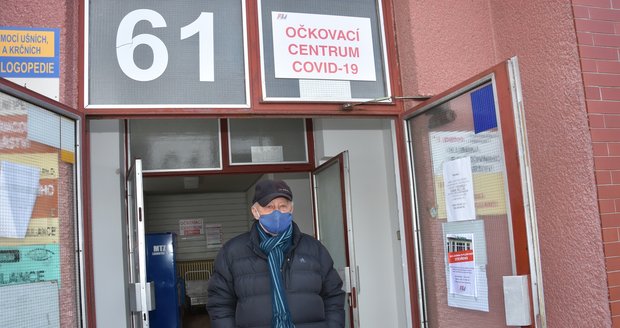 Očkování seniorů proti koronaviru ve FN Plzeň: Pohodička! Bez front a problémů