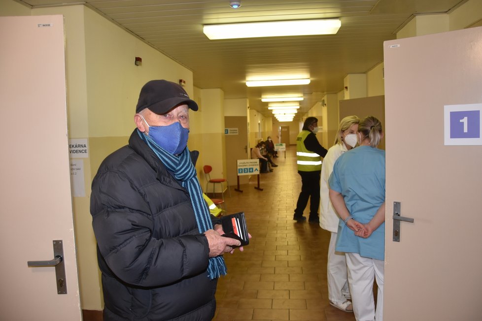 Miloš Novák (82) vchází do dlouhé chodby budovy ve 3. patře, kde se nachází očkovací centrum FN Plzeň.