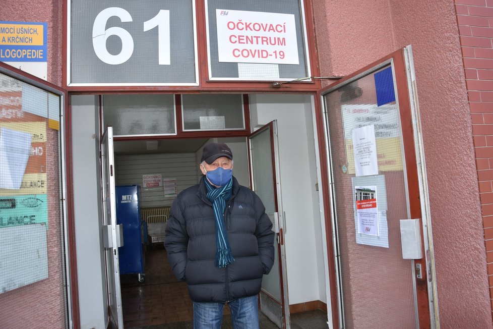Miloš Novák (82) vychází ven z očkovacího centra FN Plzeň. V budově pobyl přesně 34 minuty.