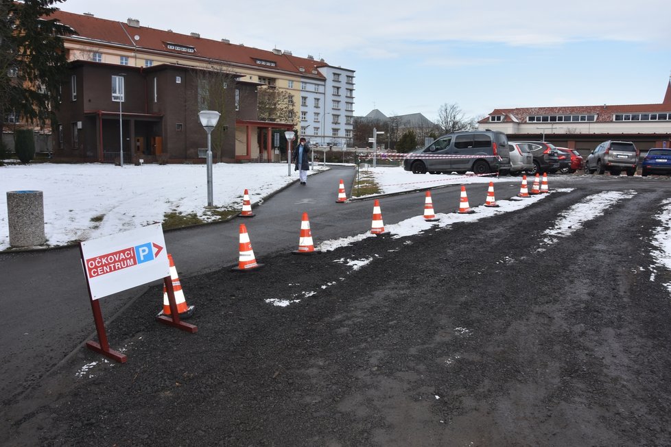 Většinu seniorů přivážejí k očkování jejich blízcí. Nemocnice tak zřídila hned vedle budovy očkovacího centra nové parkoviště.