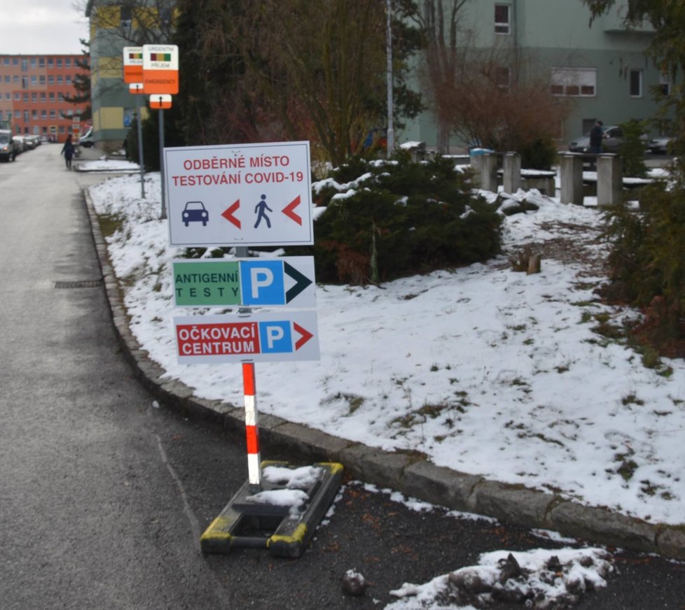 Od vchodu do areálu plzeňské fakultní nemocnice až k očkovacímu centru jsou rozmístěny cedule.