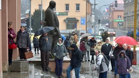 Lidé čekají na očkování proti koronaviru před kulturním domem v Kraslicích na Sokolovsku (29. 12. 2021).