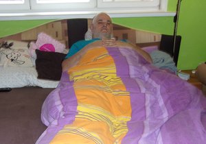 Milan Czaker (41) z Březové na Uherskohradišťsku už téměř tři týdny čeká na operaci plotének, nemocnice ji odložila z důvodu obavy šíření koronaviru Covid-19. Většinu času tráví kvůli boletsem v posteli.