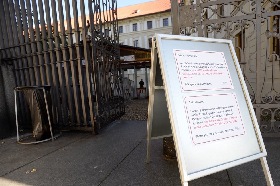 Cedule u vchodu do areálu Pražského hradu upozorňující na jeho uzavření kvůli vládnímu nařízení. Tento den začínají platit další zpřísněná protiepidemická opatření, která mají omezit šíření epidemie nového koronaviru (12. 10. 2020)