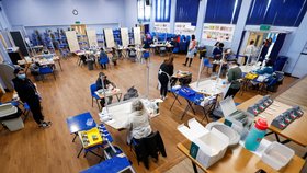 Testování studentů v anglickém městě Cheshire (8. 3. 2021)