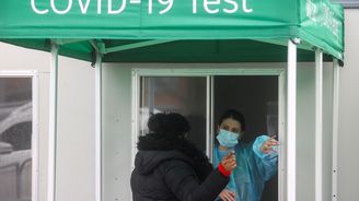 Žádat po občanech negativní test na covid před návratem do vlasti je nezákonné, rozhodl soud