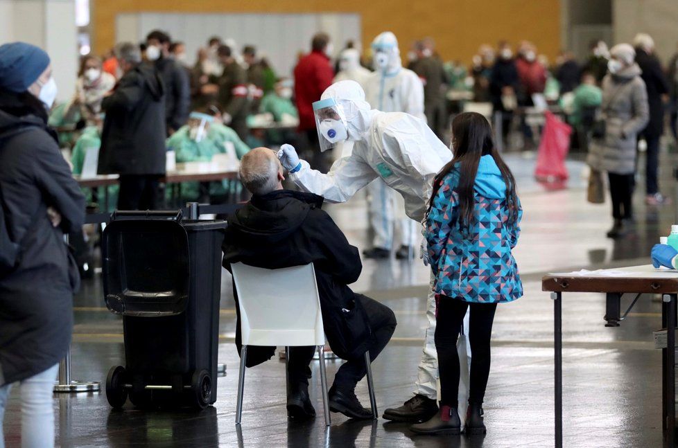 Fronta na testování na koronavirus v rakouské Vídni