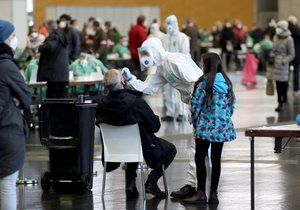 Fronta na testování na koronavirus v rakouské Vídni