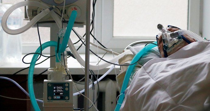 Pacient připojený na plicní ventilátor na jednotce intenzivní péče v kyjevské nemocnici (únor 2021)