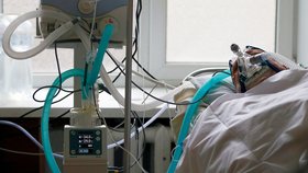 Pacient připojený na plicní ventilátor na jednotce intenzivní péče v kyjevské nemocnici (únor 2021)