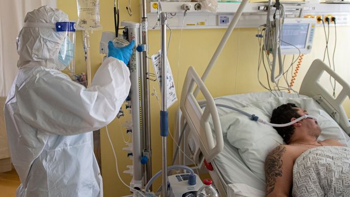 V evropských státech opět přibývá počet hospitalizovaných a pozitivně testovaných.
