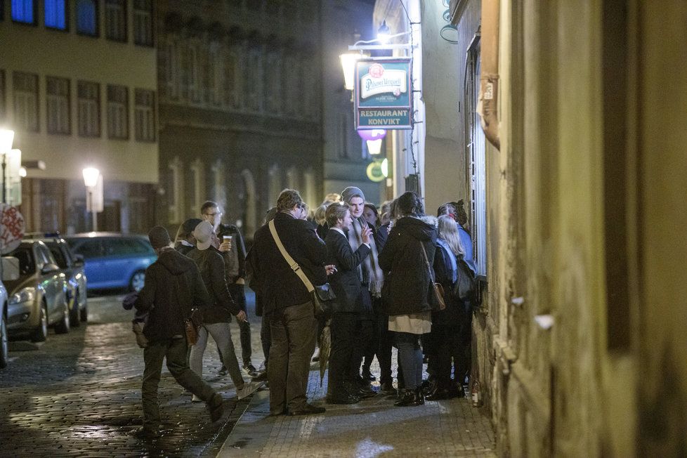 Situace ohledně koronaviru je v Praze nejhorší od doby vypuknutí pandemie. Lidem to ale nebrání v tom, aby se venku shlukovali bez roušek a v minimálních rozestupech popíjeli alkohol. Takto to vypadalo v hlavním městě v sobotu 10. října 2020 večer, po zavíračce restaurací, barů a jiných provozoven.