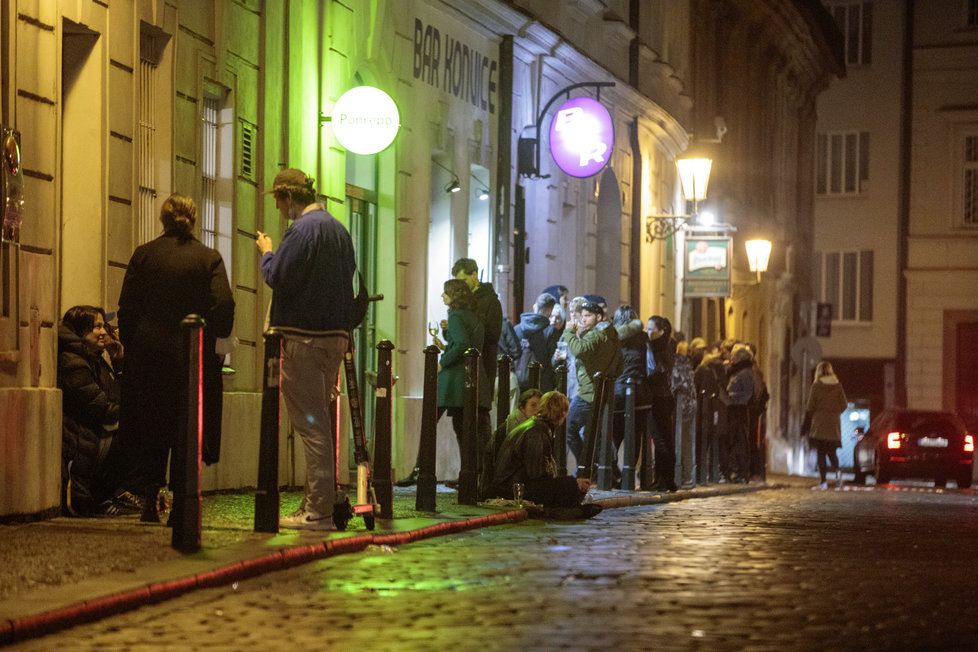 Situace ohledně koronaviru je v Praze nejhorší od doby vypuknutí pandemie. Lidem to ale nebrání v tom, aby se venku shlukovali bez roušek a aby v minimálních rozestupech popíjeli alkohol. Takto to vypadalo v hlavním městě večer, po zavíračce restaurací, barů a jiných provozoven, v sobotu 10. října 2020.