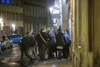Večírek na chodníku bez rozestupů: Strážníci rozdali desítky pokut kvůli porušení vládních nařízení