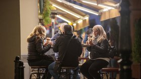 Situace ohledně koronaviru je nejhorší od doby vypuknutí pandemie. Vláda proto od středy 28. října zavedla zákaz vycházení po 21:00. Takto to vypadalo v hlavním městě v sobotu 10. října 2020 večer, po zavíračce restaurací, barů a jiných provozoven.