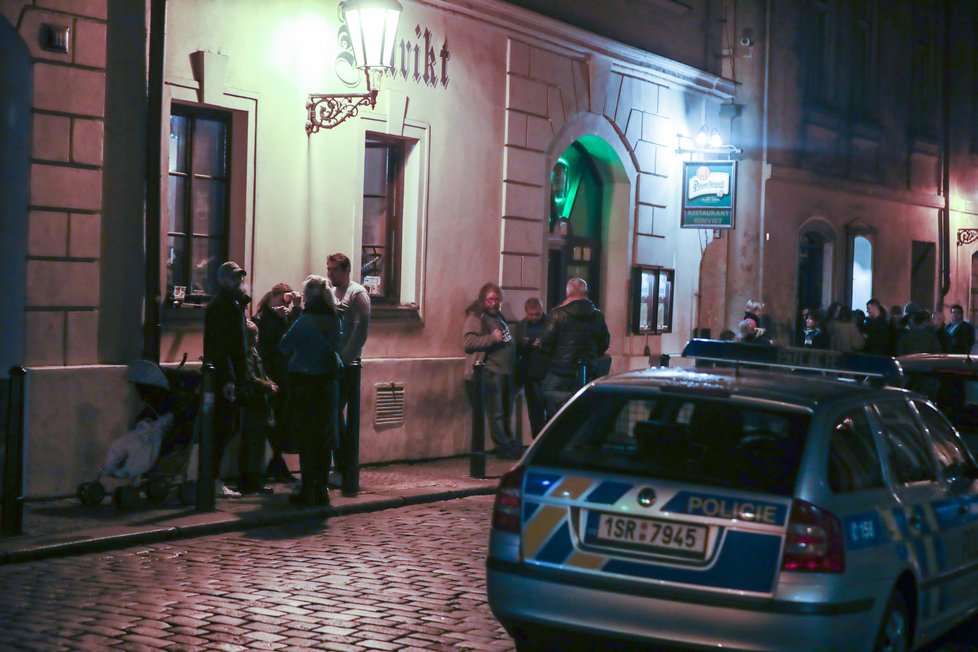 Situace ohledně koronaviru je v Praze nejhorší od doby vypuknutí pandemie. Lidem to ale nebrání v tom, aby se venku shlukovali bez roušek a v minimálních rozestupech popíjeli alkohol. Takto to vypadalo v hlavním městě v sobotu 10. října 2020 večer, po zavíračce restaurací, barů a jiných provozoven.