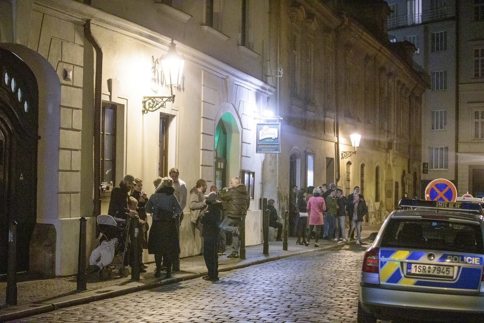 Situace ohledně koronaviru je nejhorší od doby vypuknutí pandemie. Vláda proto od středy 28. října zavedla zákaz vycházení po 21:00. Takto to vypadalo v hlavním městě v sobotu 10. října 2020 večer, po zavíračce restaurací, barů a jiných provozoven.