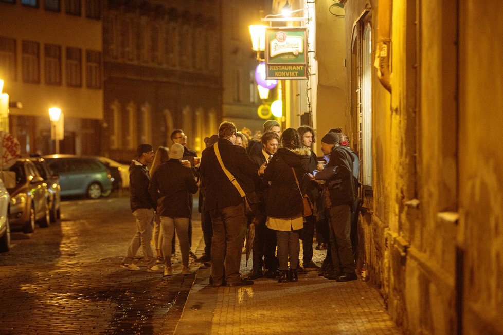 Situace ohledně koronaviru je v Praze nejhorší od doby vypuknutí pandemie. Lidem to ale nebrání v tom, aby se venku shlukovali bez roušek a v minimálních rozestupech popíjeli alkohol. Takto to vypadalo v hlavním městě v sobotu 10. října 2020 večer, po zavíračce restaurací, barů a jiných provozoven.