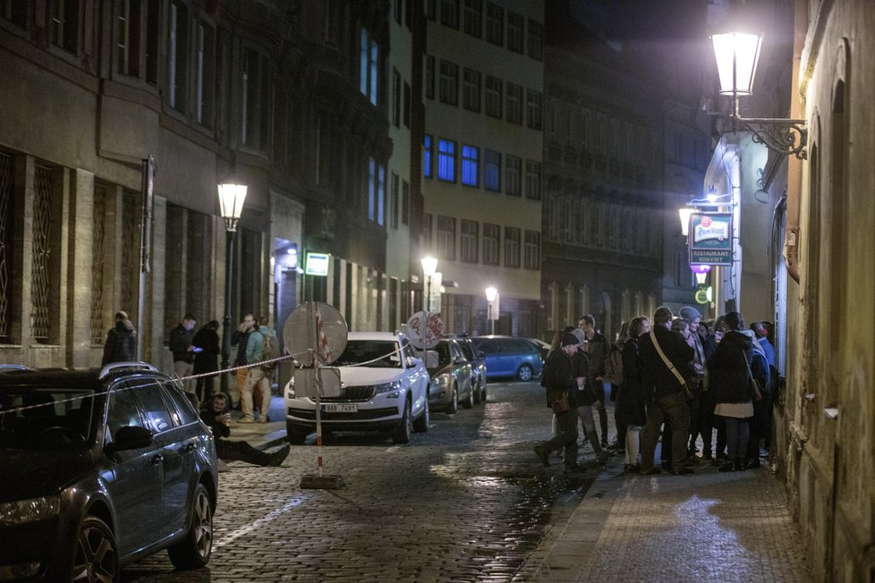 Situace ohledně koronaviru je v Praze nejhorší od doby vypuknutí pandemie. Lidem to ale nebrání v tom, aby se venku shlukovali bez roušek a aby v minimálních rozestupech popíjeli alkohol. Takto to vypadalo v hlavním městě večer, po zavíračce restaurací, barů a jiných provozoven, v sobotu 10. října 2020.