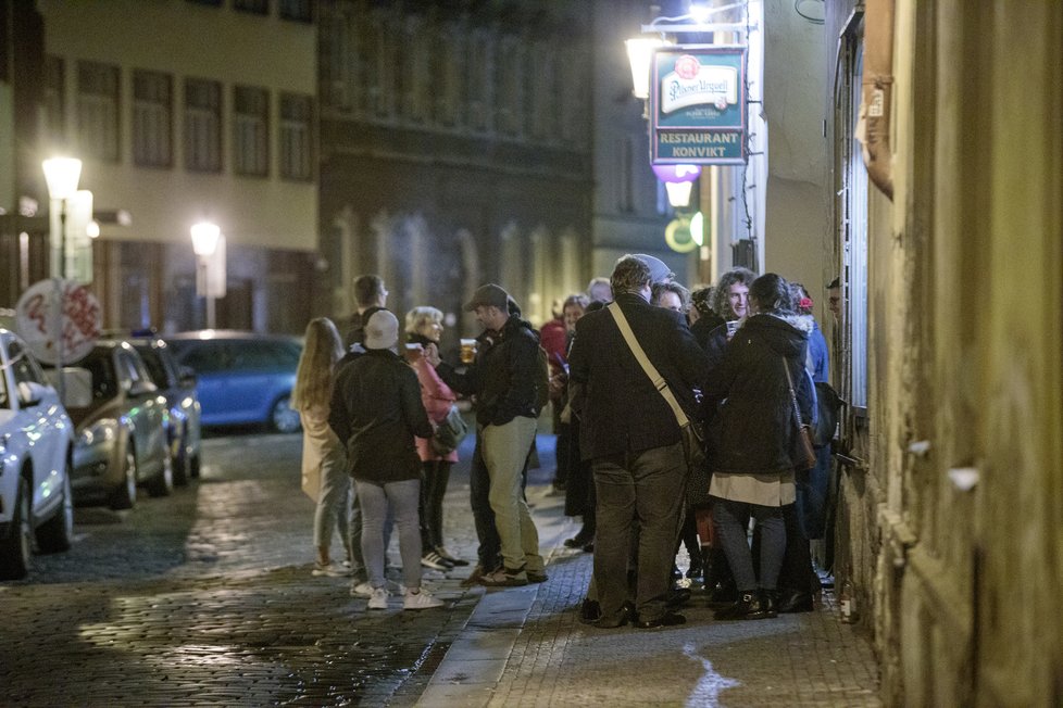 Situace ohledně koronaviru je v Praze nejhorší od doby vypuknutí pandemie. Lidem to ale nebrání v tom, aby se venku shlukovali bez roušek a aby v minimálních rozestupech popíjeli alkohol. Takto to vypadalo v hlavním městě večer, po zavíračce restaurací, barů a jiných provozoven, v sobotu 10. října 2020.